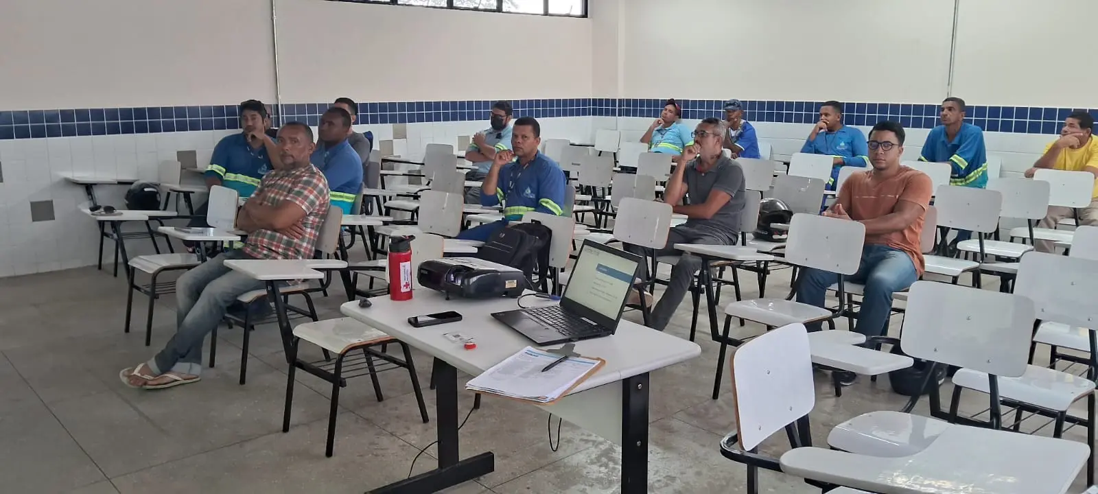 Participantes durante a etapa teórica do treinamento NR-33 na SAAE Juazeiro