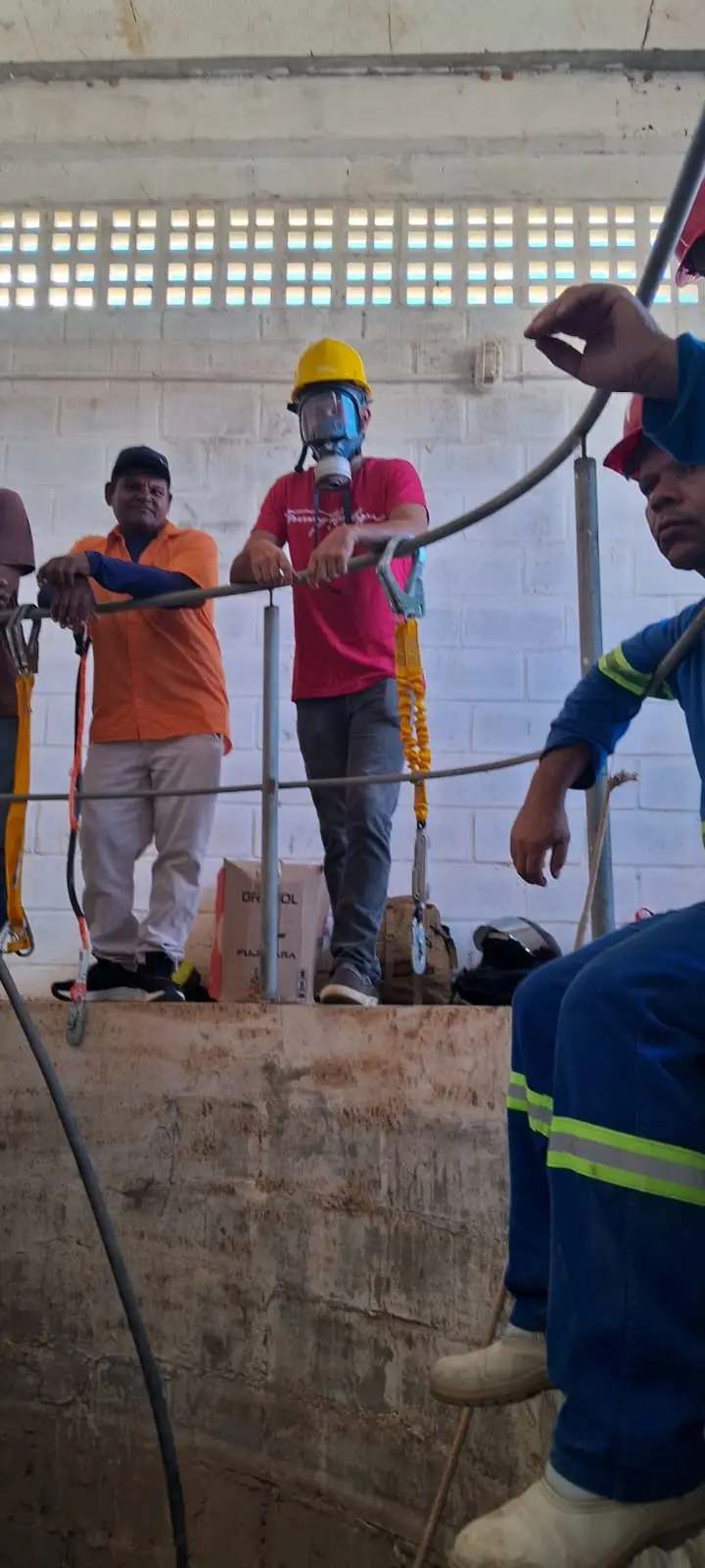 Atividade prática de acesso a espaço confinado durante treinamento NR-33