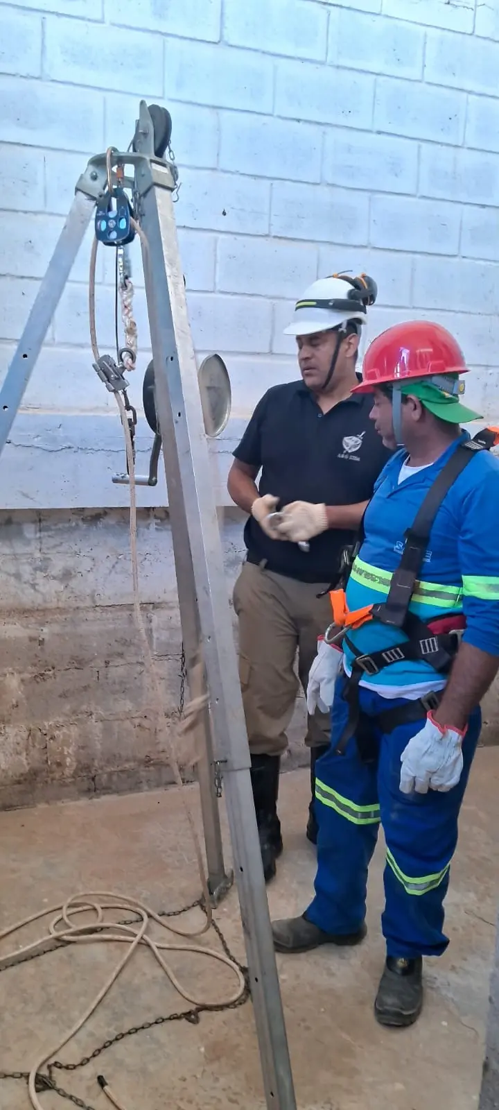 Demonstração de equipamentos de segurança para trabalho em espaço confinado