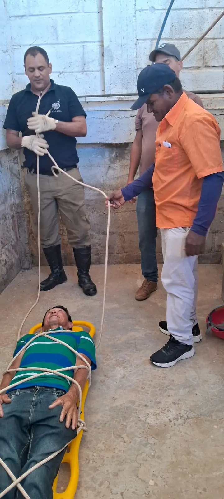 Instrutores orientando uma simulação prática de resgate