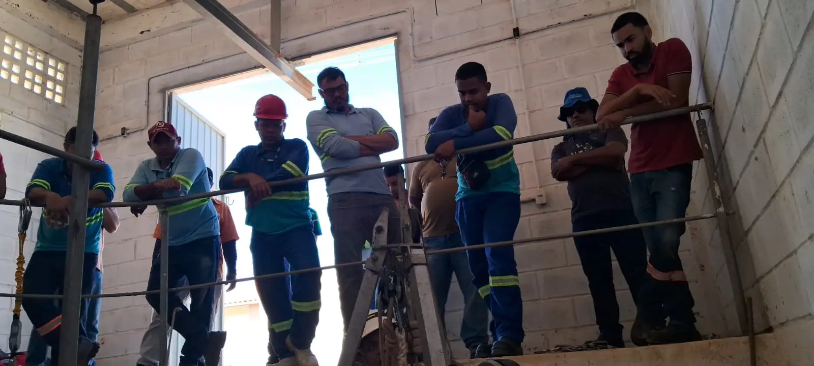 Equipe em exercício de acesso seguro a espaço confinado
