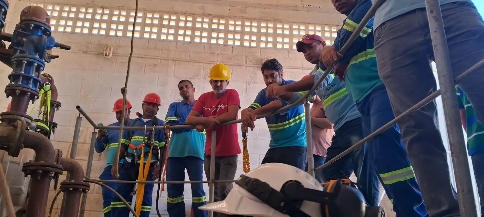 Participantes executando atividade prática supervisionada de NR-33